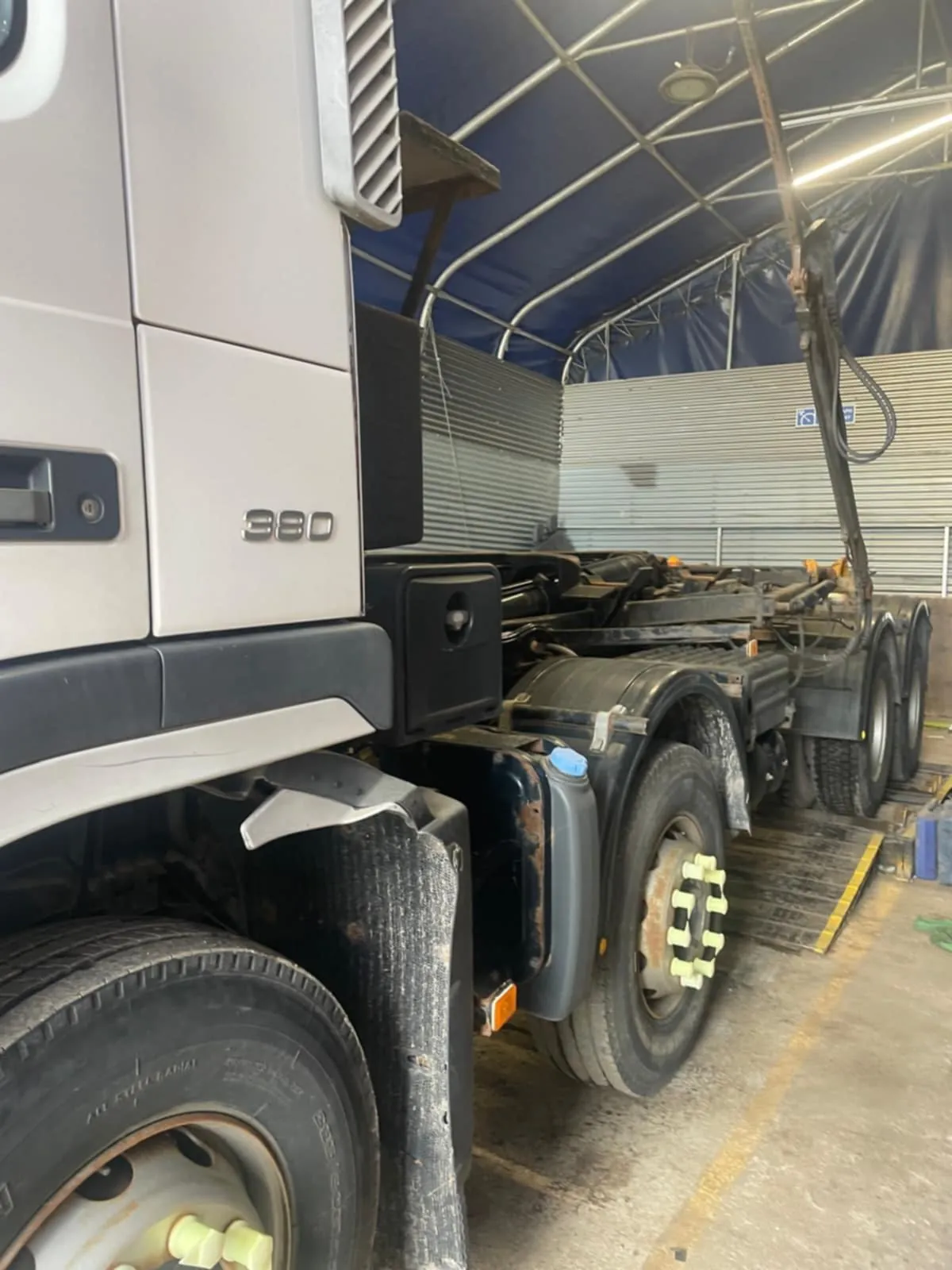 Commercial vehicle positioned in a workshop inspection lane