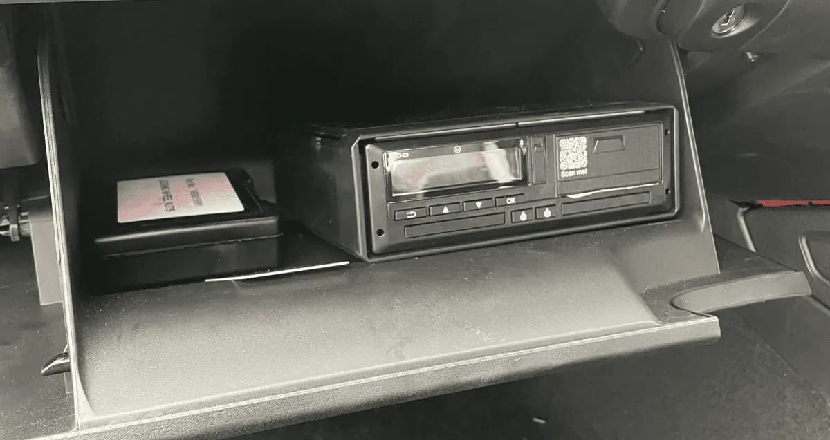 Digital tachograph fitted in a vehicle dashboard